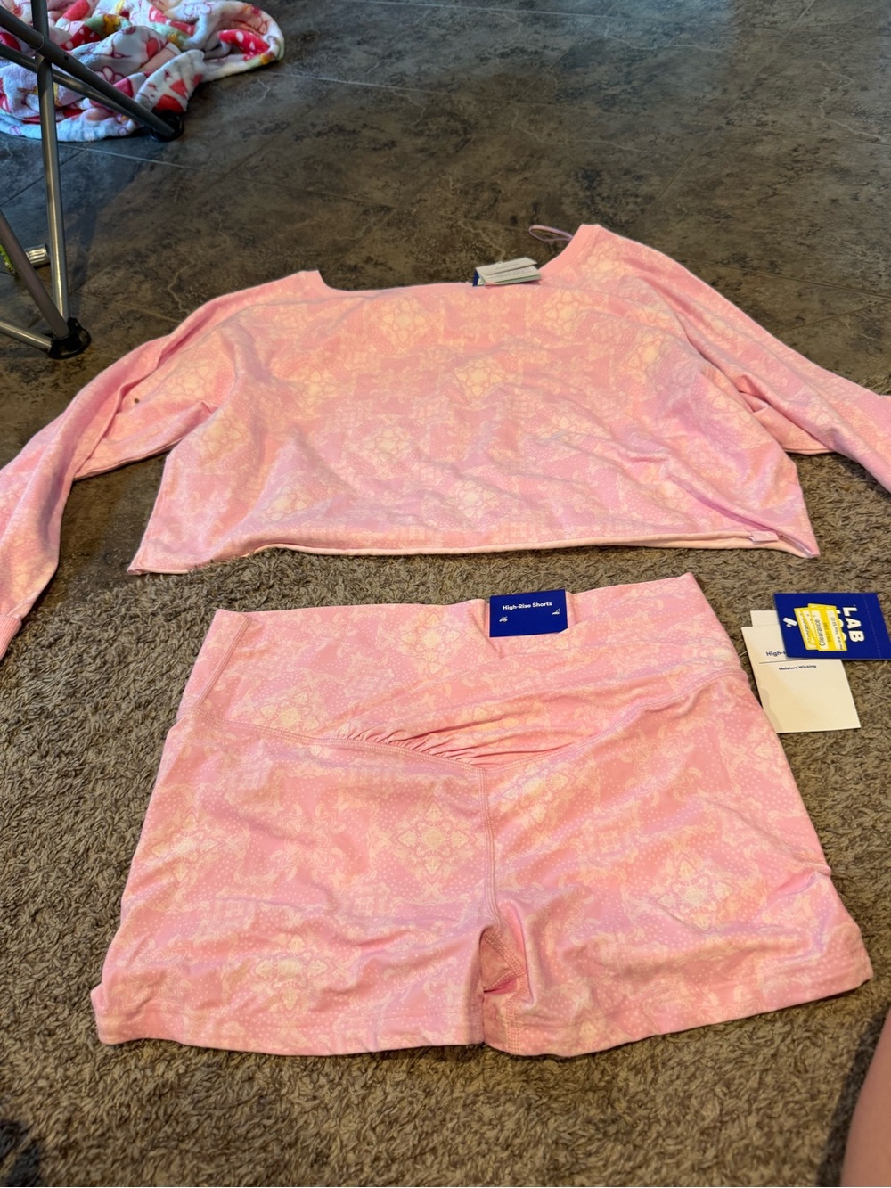 🐷 JoyLab set features a light pink bandana-patterned print L top XL Shorts
